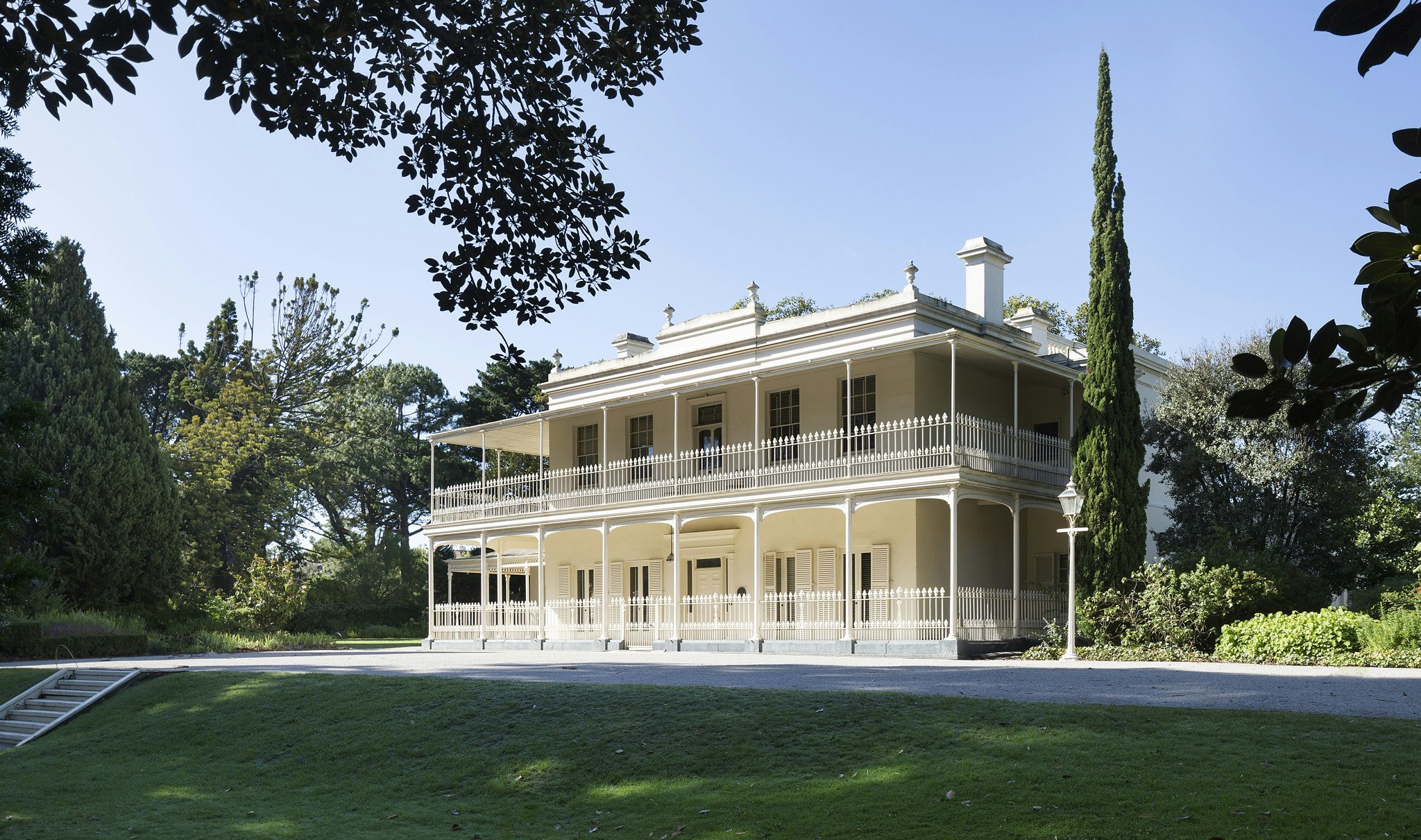 Front view of Como House exterior.